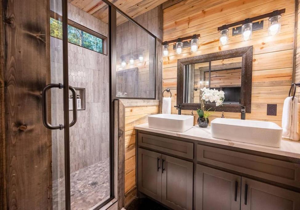 The Blaylock Cabin, 2 King, Hot Tub, Pet Friendly! Broken Bow Esterno foto