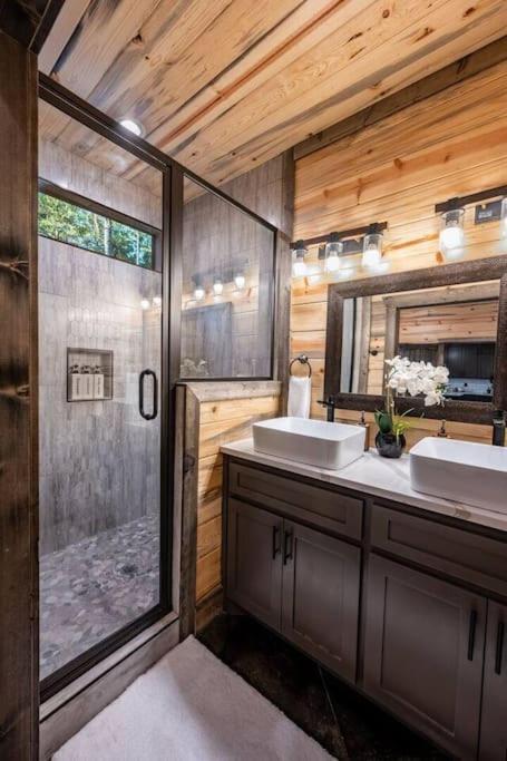 The Blaylock Cabin, 2 King, Hot Tub, Pet Friendly! Broken Bow Esterno foto