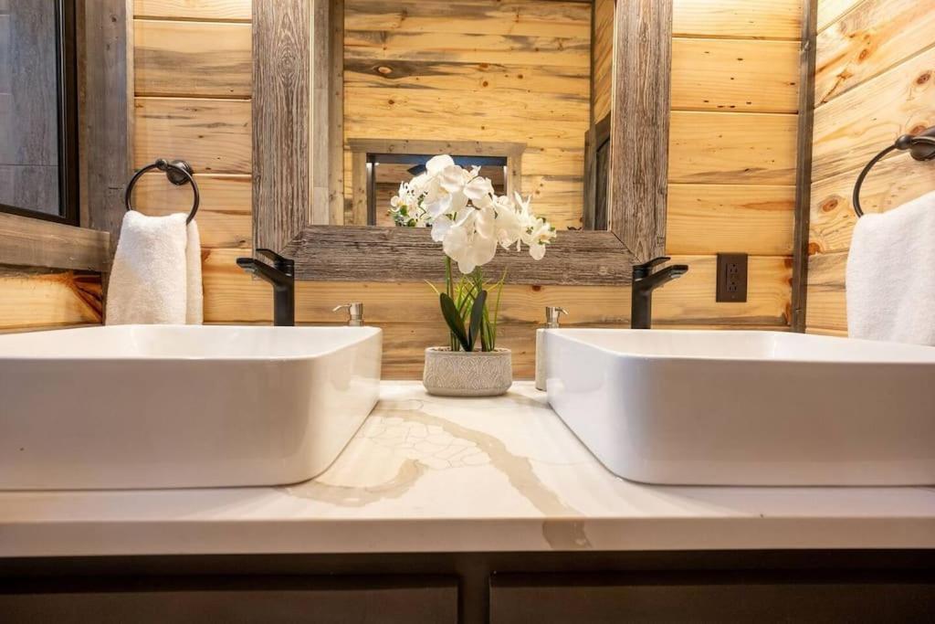 The Blaylock Cabin, 2 King, Hot Tub, Pet Friendly! Broken Bow Esterno foto