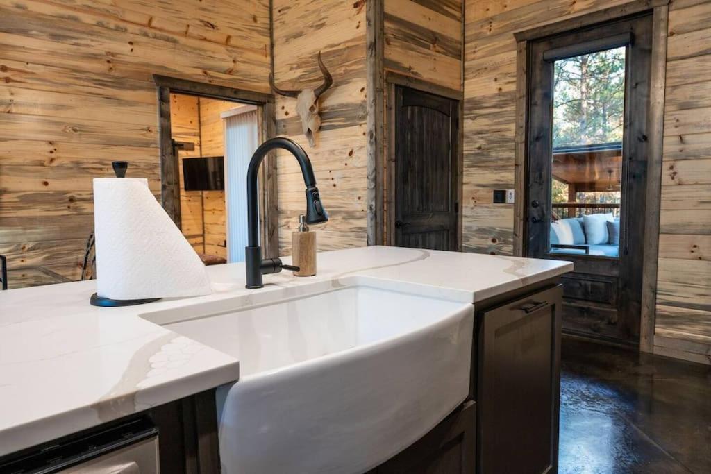 The Blaylock Cabin, 2 King, Hot Tub, Pet Friendly! Broken Bow Esterno foto