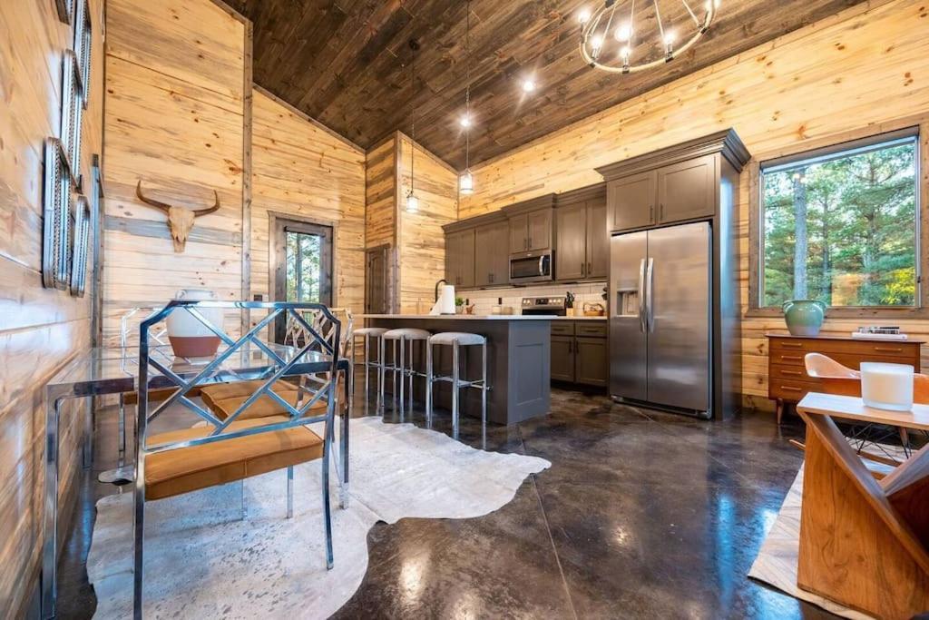 The Blaylock Cabin, 2 King, Hot Tub, Pet Friendly! Broken Bow Esterno foto