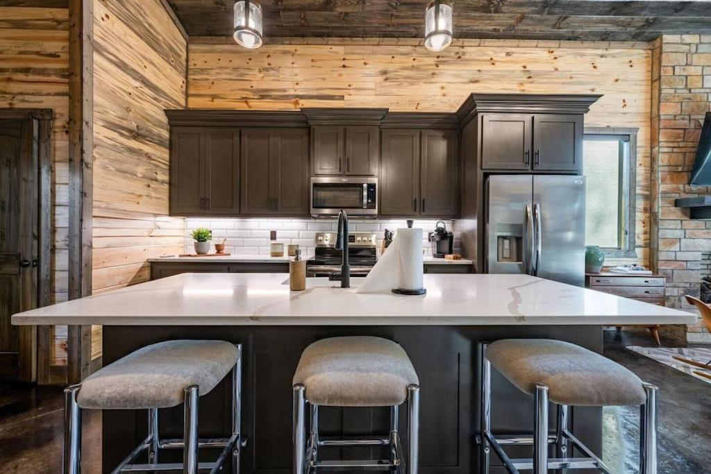 The Blaylock Cabin, 2 King, Hot Tub, Pet Friendly! Broken Bow Esterno foto